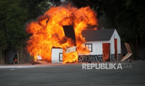 Rumah terbakar karena ledakan petasan. (ilustrasi)