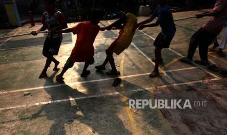 Sejumlah anak-anak bermain permainan tradisional tarik tambang di RPTRA Melati Duri Pulo, Jakarta, Sabtu (13/10).