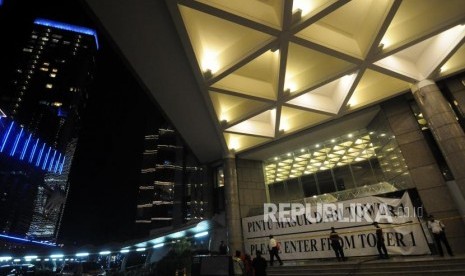 Suasana pascar robohnya selasar Gedung Bursa Efek Indonesia (BEI), Senayan, Jakarta, Selasa (16/1).