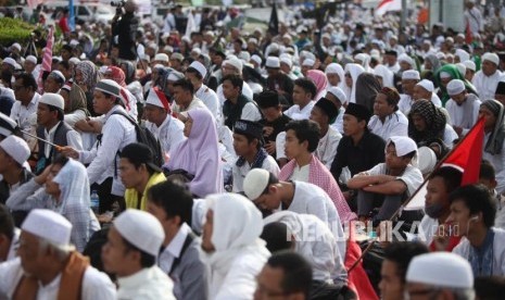 Ribuan umat Islam saat mengikuti Reuni 212 di Monumen Nasional, Jakarta (ilustrasi) 