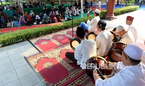 Grup marawis saat menghibur anak yatim pada acara buka puasa bersama Republika di Kantor Republika, Jakarta, Sabtu (25/5).