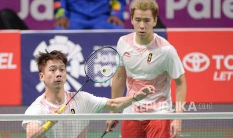 Pebulutangkis Ganda Putra Indonesia Marcus Fernaldi Gideon dan Kevin Sanjaya Sukamuljo berusaha mengembalikan kok ke pasangan pebulutangkis Jepang Takeshi Kamura dan Keigo Sonoda saat berlaga pada pertandingan semifinal cabang bulutangkis beregu putra Asian Games 2018 di Istora Senayan, Jakarta, Selasa (21/8).