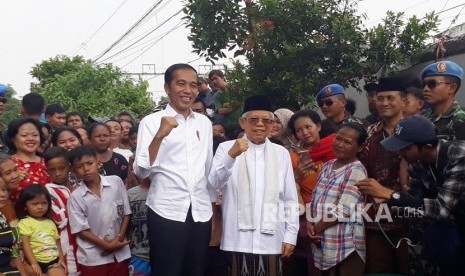 Capres dan cawapres terpilih Joko Widodo dan Ma'ruf Amin menyampaikan pidato kemenangannya di Kampung Deret, Johar Baru, Jakarta Pusat, Selasa (21/5) siang.