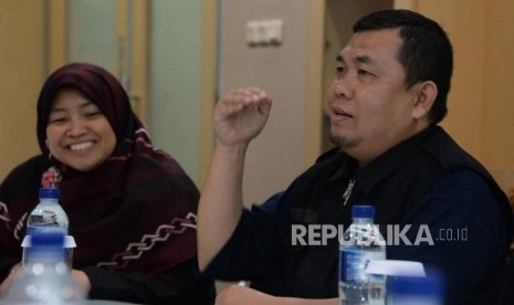 Pembina Sahabat Pekerja Indonesia Kurniasih Mufidayati bersama Ketua II Bidang Diklat dan Pengembangan Shabat Pekerja Indonesia Hari Soul Putra memberikan paparan saat berkunjung ke Republika, Kamis (21/3).