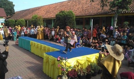   Guru dan Murid SDN Sukasenang Kecamatan Singaparna Kabupaten Tasikmalaya menggelar fashion show sebagai bagian dari Hari Batik Nasional