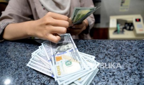 Cadangan devisa Indonesia meningkat sepanjang 2020. Pegawai menghitung mata uang dolar AS di jasa penukaran mata uang, Jakarta. 