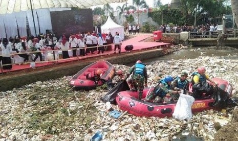 Ibu Negara Iriana Joko Widodo mencanangkan Aksi Gerakan Indonesia Bersih di bantaran Sungai Cipakancilan Cilebut, Kecamatan Sukaraja, Kabupaten Bogor, Kamis (19/9). Aksi itu digagas bersama Istri Gubernur Jawa Barat Atalia Praratya dan Bupati Bogor Ade Yasin.