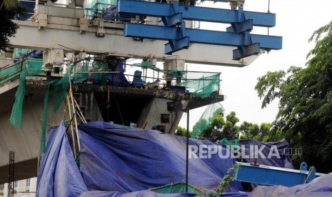 Pekerja mengecek kondisi konstruksi proyek Light Rapid Transit (LRT) -ilustrasi-.