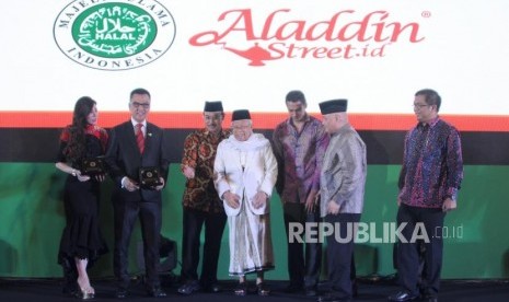 Co-Founder & President Aladdin Street Dato Sri Desmond bersama Direktur LPPOM MUI Lukmanul Hakim, Ketua MUI KH. Ma'ruf Amin (dari kedua kiri) dan Chairman PT Aladdin DotKom Indonesia Ahmad Riawan Amin (kedua kanan) usai penandatanganan MoU LPPOM MUI dengan Aladdinstreet.com di Balai Kartini, Jakarta, Rabu (31/1).