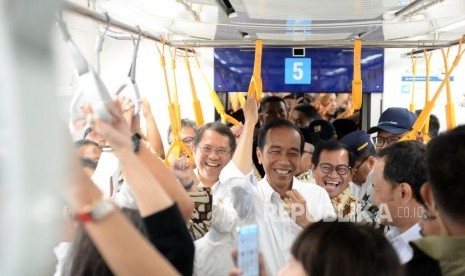 Mencoba MRT. Presiden Joko Widodo bersama jajaran menteri dan walikota mencoba moda raya terpadu (MRT) Ratangga Bundaran HI-Lebak Bulus, Jakarta, Selasa (19/3/2019).