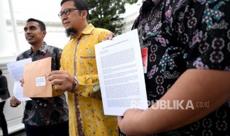 Surat Terbuka ke Joko Widodo. Ketua Gerakan Muda Partai Golkar (GMPG) Ahmad Doli Kurnia (tengah) menunjukan surat yang akan diserahkan ekapda Presiden Joko Widodo di Komplek Istana Negara, Jakarta, Kamis (9/11).