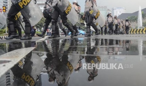 Pengamanan Unjuk Rasa MK. Sejumlah Polisi anti huru hara membubarkan diri usai mengamankan aksi massa yang berunjuk rasa mengawal sidang perdana Perselisihan Hasil Pemilihan Umum (PHPU) sengketa pemilihan Presiden 2019 di Mahkamah Konstitusi, Jakarta Pusat, Jum’at (14/6).