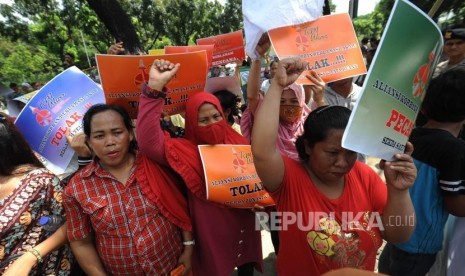 Unjuk Rasa. Warga DKI Jakarta dari Aliansi Korban Reklamasi ( AKAR) berunjuk rasa di  Balaikota DKI Jakarta di jalan Merdeka Barat, Jakarta  Kamis (26/10).