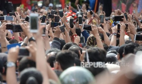 Peresmian MRT Fase 1. Warga berjubel melihat Peresmian Moda Raya Terpadu Fase 1 di Bundaran Hotel Indonesia, Jakarta, Ahad (24/3/2019).