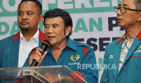 Ketua Umum Partai Islam, Damai, Aman (Idaman) Rhoma Irama didampingi didampingi Sekjen Partai Idaman Ramdansyah dan pengurus Partai memberikan keterangan kepada media usai melakukan Pendaftaran Pemilu 2019 di Kantor KPU Pusat, Jakarta, Senin (16/10). 