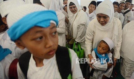 Ketua Umum PP Muslimat Nahdlatul Ulama Khofifah Indar Parawansa saat menghadiri acara doa bersama dan santunan anak yatim di Gelora Bung Karno, Jakarta, Sabtu (26/1).