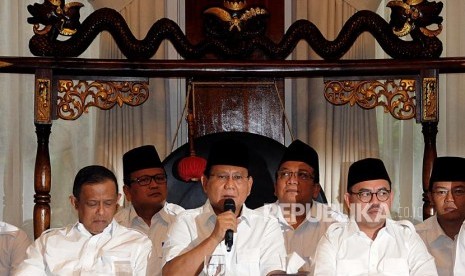 Deklarasi Calon Gubernur Jawa Tengah Partai Gerindra. Calon Gubernur Jawa Barat dari Partai Gerindra Mayjen (Purn) Sudrajat bersama Ketua Umum Partai Gerindra Prabowo Subianto, Calon Gubernur Jawa Tengah dari Partai Gerindra Sudirman Said (dari kiri) saat menghadiri deklarasi calon Gubernur Jawa Tengah dari Parati Gerindra di kediaman Prabowo, Kebayoran Baru, Jakarta, Rabu (13/12).