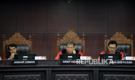 Ketua Majelis Hakim Mahkamah Konstitusi (MK) Arief Hidayat bersama Majelis Hakim MK lainnya memimpin jalannya sidang uji materi Undang-Undang Nomor 7 Tahun 2017 tentang Pemilihan Umum (UU Pemilu) dengan agenda pembacaan putusan di Mahkamah Konstitusi, Jakarta, Kamis (11/1).