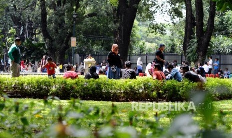 Sejumlah warga beraktivitas di Taman Suropati, Menteng, Jakarta Pusat..