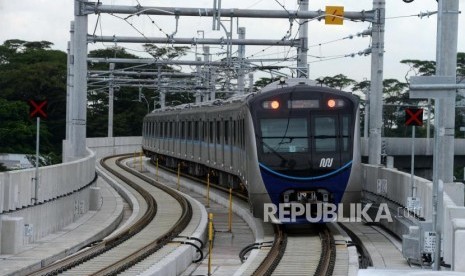 Rangkaian kereta MRT Koridor Lebak Bulus-Bundaran HI di Stasiun Lebak Bulus, Jakarta.