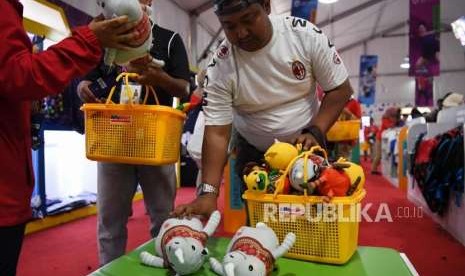 Pembeli memburu souvenir resmi Asian Games di Booth Souvenir Asian Games, Senayan, Jakarta, Kamis (30/8) Setiap harinya souvenir resmi Asian Games habis di beli oleh pengunjung dan sejumlah atlet yang ikut serta di Asian Games.