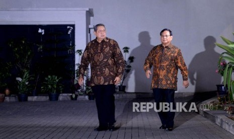 Ketua Umum Partai Demokrat Susilo Bambang Yudhoyono berjalan bersama dengan Ketua Umum Partai Gerindra Prabowo Subianto sebelum melakukan pertemuan di Mega Kuningan, Jakarta, Senin (24/7).