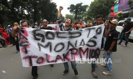 Massa yang tergabung dalam sopir taksi online melakukan aksi unjuk rasa di depan Gedung Kementerian Perhubungan, Jakarta, Senin (29/1).