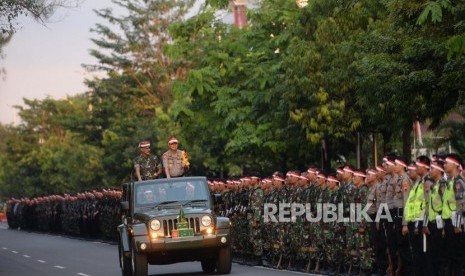 Apel Kebangsaan. Pangdam Diponegoro Mochammad Effendi (kiri) bersama Kapolda Jawa Tengah Rycko Amelza Dahniel (kefua kiri) memeriksa pasukan saat apel kebangsaan di Solo, Jawa Tengah, Selasa (21/5/2019).