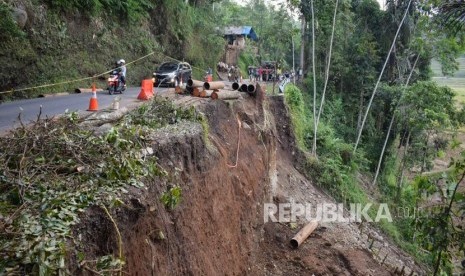 (ILUSTRASI) Longsor di sisi jalan.