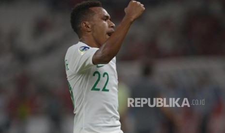 Gelandang Tim Sepak Bola Indonesia  Todd Rivaldo Ferre melakukan selebrasi usai memasukan bola kedalam gawang Qatar yang di jaga Salah Zakaria Hasan  dalam pertandingan grup a Piala AFC U-19 di Stadion Utama Gelora Bung Karno, Jakarta, Ahad (21/10).