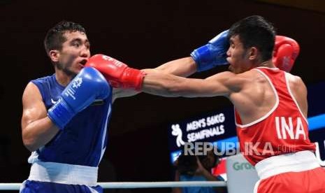 Petinju Indonesia   Sunan Agung Amoragam (merah) bertanding melawan petinju  Uzbezkiztan Mirazizbek (biru) pada babak  Semifinal cabang tinju kelas Bantam putra (56 kg) Asian Games 2018 di JIEXPO Kemayoran Jakarta,  Jumat (31/8).