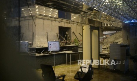 Selasar Ambruk. Kondisi lobby pascaambruknya selasar tower II BEI , Jakarta, Senin (15/1).