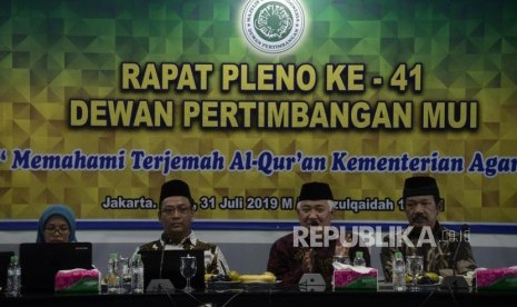 Ketua Dewan Pertimbangan MUI Din Syamsuddin bersama Kepala Bidang Lajnah Pengkajian Al Quran Lajnah Pentashihan Mushaf Al Quran Kementerian Agama Abdul Aziz Sidqi memberikan paparan saat rapat pleno ke-41 Dewan Pertimbangan MUI di Jakarta, Rabu (31/7).