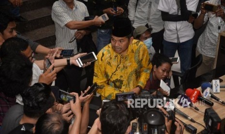 Ketua DPD I Golkar Jawa Barat Dedi Mulyadi menjawab pertanyaan para wartawan usai rapat DPD Golkar Provinsi, di Kantor DPP Partai Golkar, Jakarta, Senin (20/11).