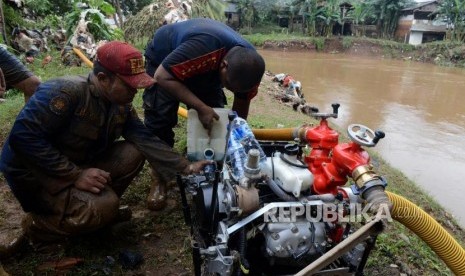 Petugas saat menyalakan pompa penyedot air (ilustrasi).