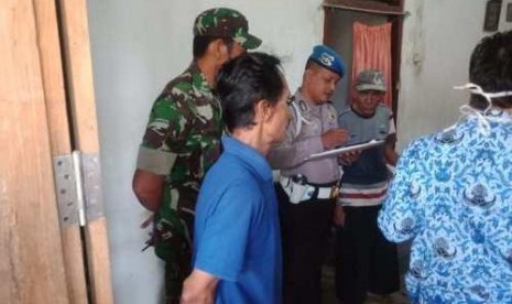  Petugas menggelar olah tempat kejadian perkara gantung diri di Desa Biting, Kecamatan Purwantoro, Wonogiri. Dok. Polres Wonogiri