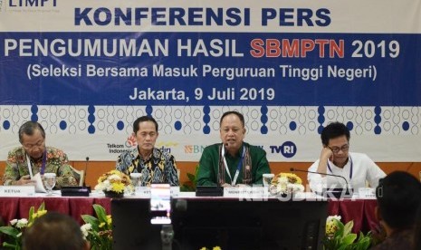 Hasil SBMPTN. Menteri Riset Teknologi dan Pendidikan Tinggi (Menristekdikti) Mohamad Nasir (kedua kanan) bersama sejumlah jajaran saat konferensi pers hasil Seleksi Bersama Masuk Perguruan Tinggi Negeri (SBMPTN) di Jakarta Pusat, Selasa (9/7).