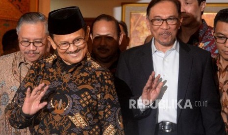 Presiden ketiga RI BJ Habibie (kiri) bersama dengan mantan Wakil Perdana Menteri Malaysia Anwar Ibrahim menyapa wartawan seusai melakukan pertemuan di Jakarta, Ahad (20/5).