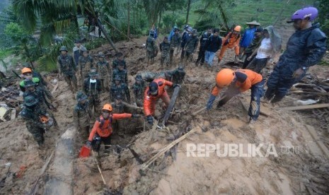 Tim Gabungan mencari korban dibawah longsoran di dusun Cimapag, Desa Sinaresmi, Cisolok, Sukabumi, Jawa Barat, Selasa (1/1).