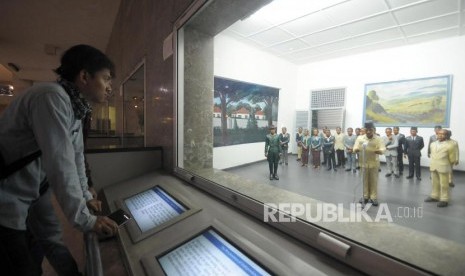 Pengunjung melihat diorama sejarah Indonesia di Museum Sejarah Nasional yang berada di kawasan Monas, Jakarta, Jumat (2/2).