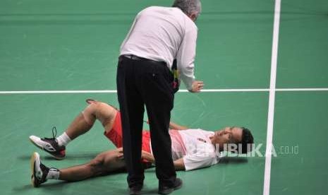 Pebulutangkis Indonesia Anthony Sinisuka Ginting mengalami cidera pada pertandingan final cabang bulutangkis nomor beregu putra Asian Games 2018 melawan Cina di Stadion Istora Senayan, Jakarta, Rabu (22/8).