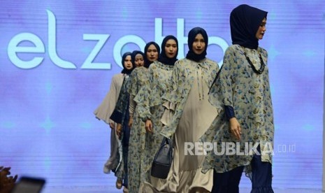 Model saat memeragakan busana saat Muslim Fashion Festival 2019 di JCC, Senayan, Jakarta, Jumat (3/5).