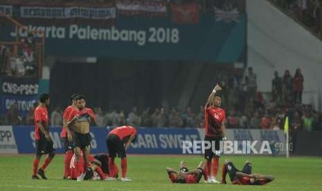 Ekspresi pemain timnas Indonesia seusai dikalahkan Uni Emirat Arab pada babak adu pinalti dalam pertandingan cabang sepakbola Asian Games 2018 di Stadion Wibawa Mukti, Cikarang, Jawa Barat, Jumat (24/8).