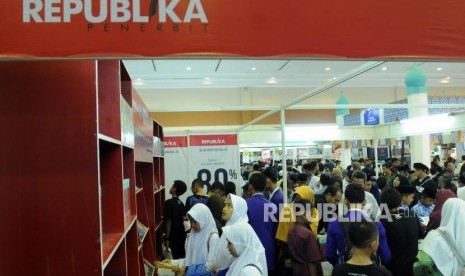 Sejumlah warga mencari buku di Stan Republika pada acara Islamic Book Fair 2018 di Jakarta Convention Center (JCC), Jakarta, Kamis (19/4).