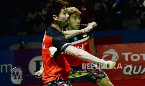 Ganda putra Indonesia Marcus Fernaldi Gideon/Kevin Sanjaya Sukamuljo mengembalikan kok kearah ganda putra Indonesia Mohammad Ahsan/Hendra Setiawan pada final Blibli Indonesia Open 2019 di Istora Gelora Bung Karno, Jakarta, Ahad (21/7).