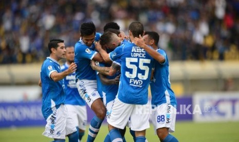 Selebrasi tim Persib Bandung pada pertandingan leg kedua Piala Indonesia babak 32 besar antara Persib Bandung melawan Persiwa Wamena di Stadion si Jalak Harupat, Soreang, Senin (11/2).