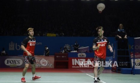 Pebulu tangkis ganda putra Indonesia Marcus Fernaldi Gideon dan Kevin Sanjaya Sukamuljo saat pertandingan melawan pebulu tangkis putra India Satwiksairaj Rankireddy dan Chirag Shetty pada babak kedua Blibli Indonesia Open 2019 di Istora Senayan Gelora Bung Karno, Jakarta, Kamis (18/7).