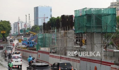 Pertumbuhan Ekonomi Kuartal Ketiga. Pengerjaan proyek LRT di Kawasan Cawang, Jakarta, Ahad (12/11).