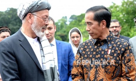 Pertemuan Delegasi Majelis Tinggi Perdamaian Afghanistan. Presiden Joko Widodo (kanan) bersama Ketua Majelis Tinggi Perdamaian Afghanistan Karim Khalili (kiri) menjawab pertanyaan wartawan usai pertemuan di Kebun Raya Bogor, Selasa (21/11).