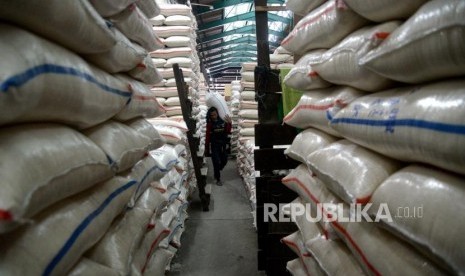 Stok Beras Nasional. Pekerja memindahkan beras di Pasar Induk Beras Cipinang, Jakarta. ilustrasi